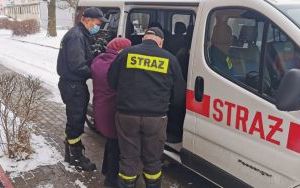 Miasto i strażacy pomagają seniorom w transporcie do punktów szczepień (3)