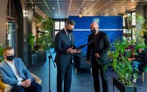 Stypendyści  podczas spotkania z prezydentemw Teatrze Rozbark (8)