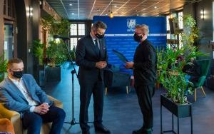 Stypendyści  podczas spotkania z prezydentemw Teatrze Rozbark (9)