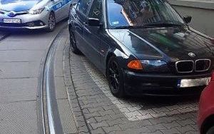 Parkuj właściwie. Zachowaj 1 metr od torowiska (2)
