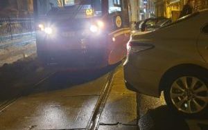 Parkuj właściwie. Zachowaj 1 metr od torowiska (3)