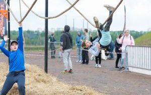 Miłośnicy biegów ekstremalnych sprawdzają swoje umiejętności w biegu Armagedon Active w Bytomiu - Łagiewnikach (1)