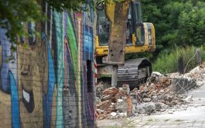 Trwa rozbiórka murowanego ogrodzenia przy ul. Zabrzańskiej (1)
