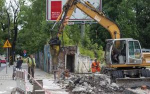 Trwa rozbiórka murowanego ogrodzenia przy ul. Zabrzańskiej (3)