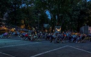 Plenerowe kino na pl. Karin Stanek (1)