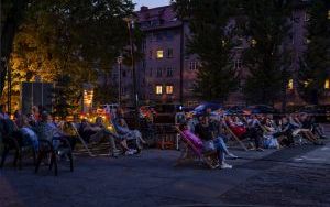 Plenerowe kino na pl. Karin Stanek (3)