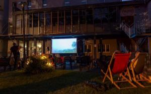 Zdjęcia zseansu kina plenerowego (3)