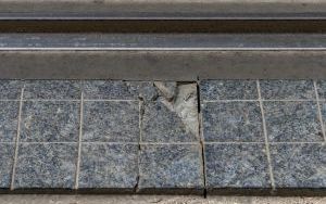 Wykonawca dokona naprawy gwarancyjnej uszkodzonych płyt na ul. Katowickiej (5)