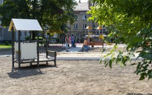 Plac zabaw przy ul. Gwarków Tarnogórskich 2 i 4  (2)