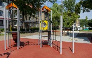 Plac zabaw przy ul. Gwarków Tarnogórskich 2 i 4  (10)