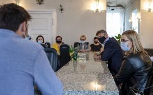 Wizyta lokatorów mieszkań chronionych w bytomskim ratuszu (6)