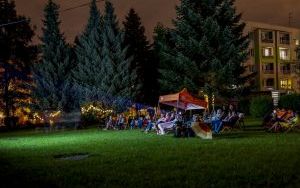 Zdjęcia z seansu kina plenerowego (4)