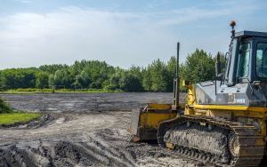 Rozpoczęły się prace związane z budową płyty boiska w Rozbarku (7)