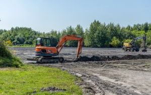 Rozpoczęły się prace związane z budową płyty boiska w Rozbarku (1)