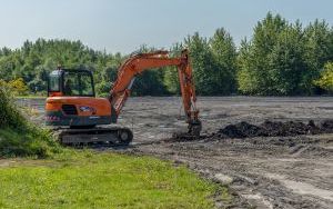 Rozpoczęły się prace związane z budową płyty boiska w Rozbarku (2)