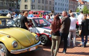 XVII Parada Pojazdów Zabytkowych w Bytomiu to gratka dla miłośników motoryzacji. W Bytomiu zobaczyliśmy polskie i zagraniczne samochody (4)