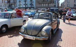 XVII Parada Pojazdów Zabytkowych w Bytomiu to gratka dla miłośników motoryzacji. W Bytomiu zobaczyliśmy polskie i zagraniczne samochody (10)