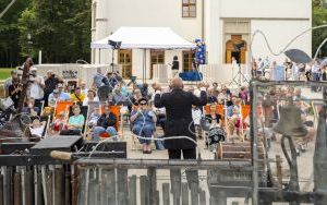 Trwają Dni Otwarte Pałacu w Bytomiu-Miechowicach. Piękna pogoda zachęca do odwiedzin w Parku Ludowym, gdzie mieszkańcy naszego miasta mogą zobaczyć odbudowane pozostałości pałacu Tiele-Wincklerów, liczne spektakle oraz posłuchać koncertów (4)