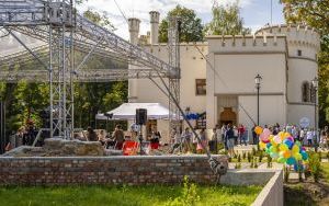 Trwają Dni Otwarte Pałacu w Bytomiu-Miechowicach. Piękna pogoda zachęca do odwiedzin w Parku Ludowym, gdzie mieszkańcy naszego miasta mogą zobaczyć odbudowane pozostałości pałacu Tiele-Wincklerów, liczne spektakle oraz posłuchać koncertów (9)
