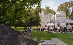 Trwają Dni Otwarte Pałacu w Bytomiu-Miechowicach. Piękna pogoda zachęca do odwiedzin w Parku Ludowym, gdzie mieszkańcy naszego miasta mogą zobaczyć odbudowane pozostałości pałacu Tiele-Wincklerów, liczne spektakle oraz posłuchać koncertów (10)