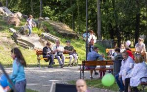 Trwają Dni Otwarte Pałacu w Bytomiu-Miechowicach. Piękna pogoda zachęca do odwiedzin w Parku Ludowym, gdzie mieszkańcy naszego miasta mogą zobaczyć odbudowane pozostałości pałacu Tiele-Wincklerów, liczne spektakle, posłuchać koncertów oraz wykładów (9)