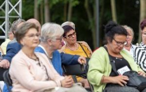 Trwają Dni Otwarte Pałacu w Bytomiu-Miechowicach. Piękna pogoda zachęca do odwiedzin w Parku Ludowym (8)