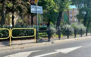 Trwa malowanie barierek na pl. Wolskiego (1)