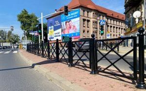 Trwa malowanie barierek na pl. Wolskiego (4)