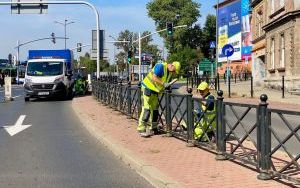 Trwa malowanie barierek na pl. Wolskiego (5)