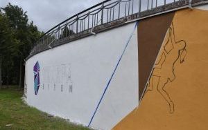 Mural nawiązujący do historii Rozbarku ozdobi zabytkowy mur oporowy (2)