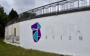 Mural nawiązujący do historii Rozbarku ozdobi zabytkowy mur oporowy (3)