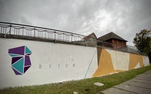 Mural nawiązujący do historii Rozbarku ozdobi zabytkowy mur oporowy (4)