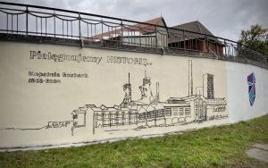 Mural nawiązujący do historii Rozbarku ozdobi zabytkowy mur oporowy (5)