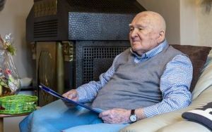 Wizyta prezydenta Mariusza Wołosza u dostojnego jubilata pana Władysława (3)