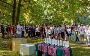 Ponad 300 uczniów rywalizowało w sztafetowych biegach przełajowych (8)