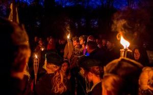 Apel poległych przy symbolicznym krzyżu i grobie Obrońców Lwowa na cmentarzu przy ul. Powstańców Śląskich  (5)