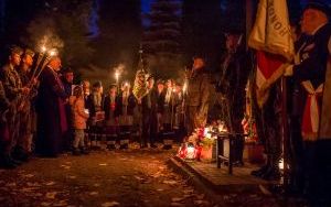 Apel poległych przy symbolicznym krzyżu i grobie Obrońców Lwowa na cmentarzu przy ul. Powstańców Śląskich  (8)