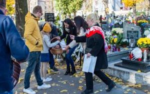 Trwają kwesty na bytomskich cmentarzach. Zbieramy na pomoc dla dzieci ze Śląska oraz Kresów (10)