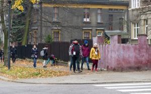 Z telefonami w ręce fotografowali miasto (1)