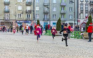 Bieg Świętych Mikołajów to wydarzenie, które na stałe wpisało się w kalendarz grudniowych imprez w naszym mieście (1)