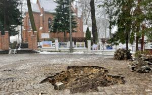 Trwa usuwanie zapadliska na parkingu przy ul. Małgorzatki (1)