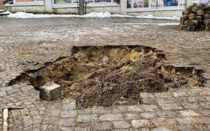 Trwa usuwanie zapadliska na parkingu przy ul. Małgorzatki (2)
