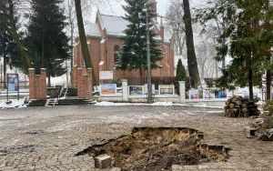 Trwa usuwanie zapadliska na parkingu przy ul. Małgorzatki (3)