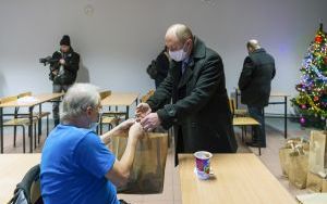 Wigilia w noclegowni dla osób bezdomnych (10)