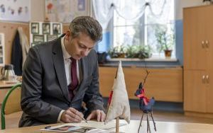 Prezydent Mariusz Wołosz podczas wizyty w SP nr 4
