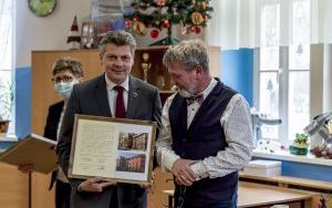 Prezydent Mariusz Wołosz i Jacek Wadowski, dyrektor SP nr 4