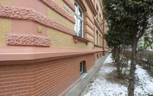 Oczyszczona elewacja Szkoły Podstawowej nr 4 (13)