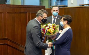 Prezydent Mariusz Wołosz i jego zastępca Adam Fras złożyli podziękowania Jolancie Sznajder, wieloletniej dyrektor Ogólnokształcącej Szkoły Muzycznej (1)