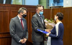 Prezydent Mariusz Wołosz i jego zastępca Adam Fras złożyli podziękowania Jolancie Sznajder, wieloletniej dyrektor Ogólnokształcącej Szkoły Muzycznej (2)