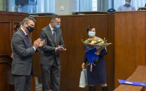 Prezydent Mariusz Wołosz i jego zastępca Adam Fras złożyli podziękowania Jolancie Sznajder, wieloletniej dyrektor Ogólnokształcącej Szkoły Muzycznej (3)